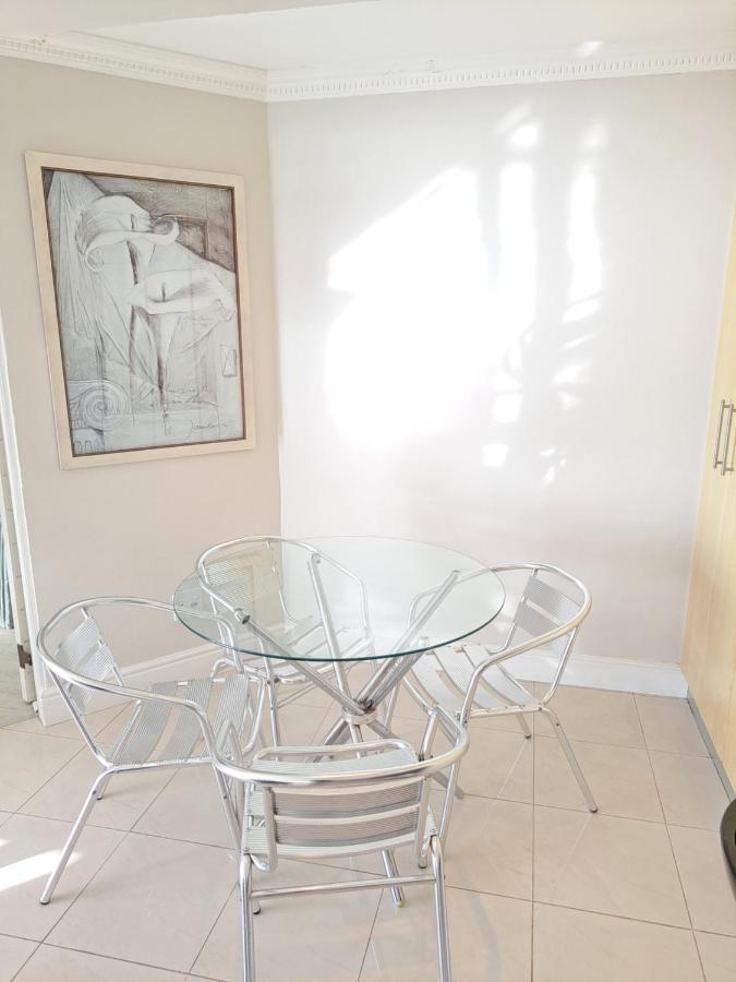 3 Bedroom Sea Facing Family Apartment Cape Town Moullie Point Cidade Do Cabo Exterior foto