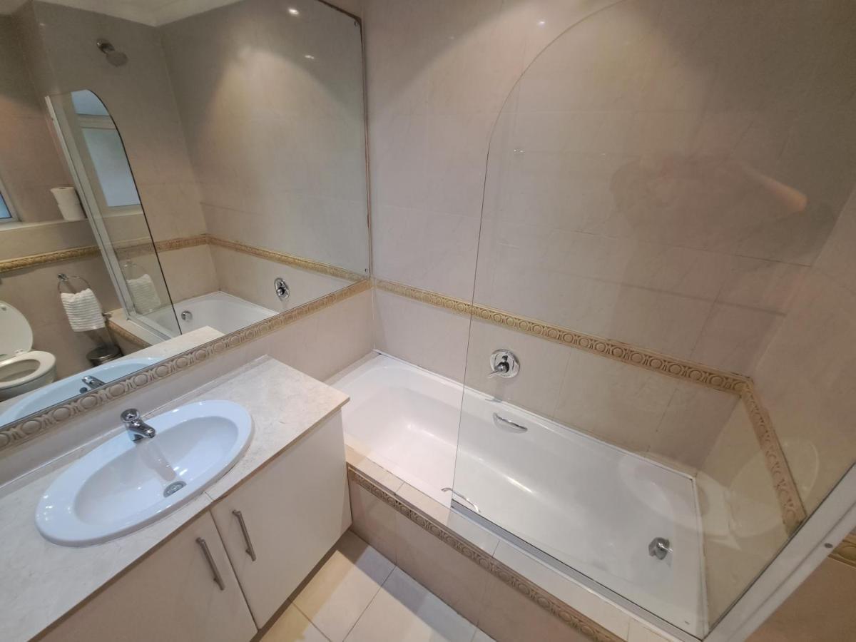 3 Bedroom Sea Facing Family Apartment Cape Town Moullie Point Cidade Do Cabo Exterior foto