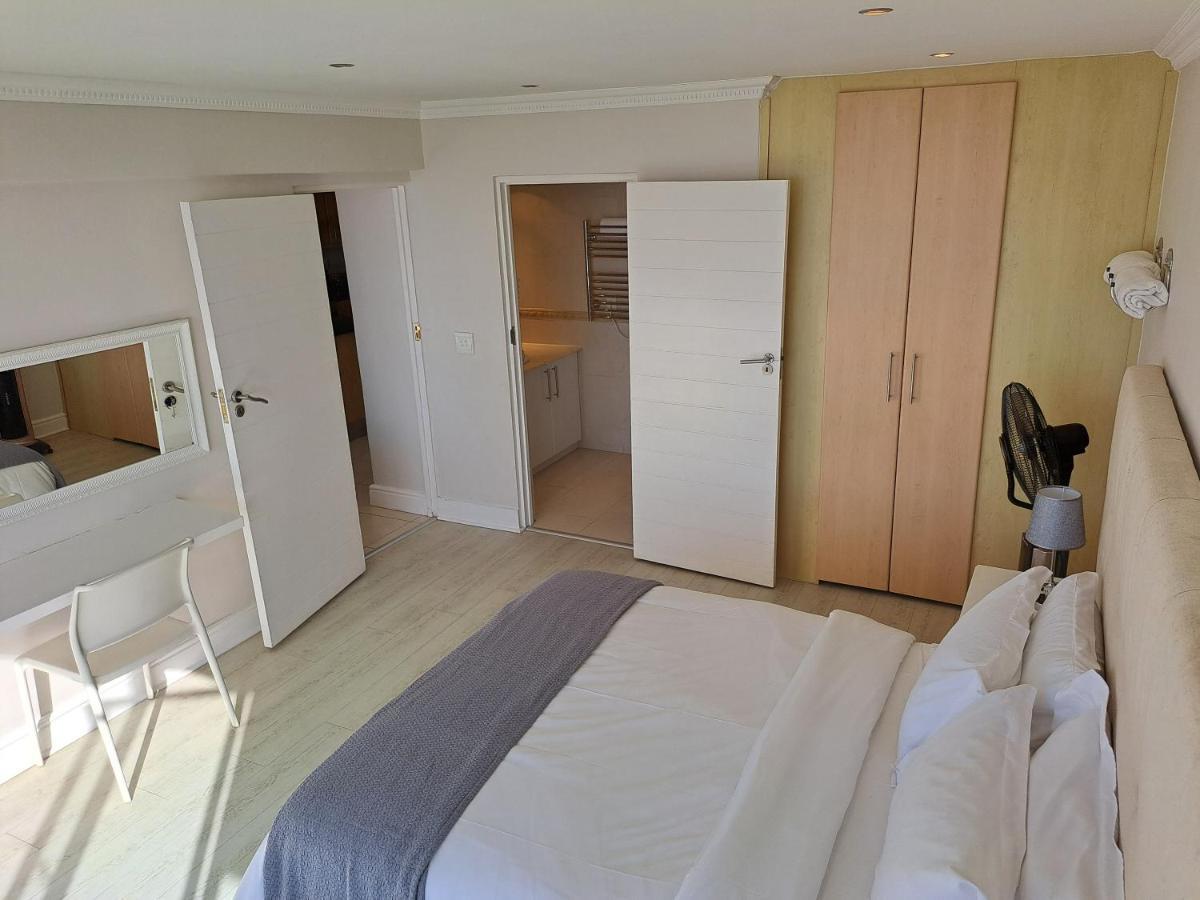 3 Bedroom Sea Facing Family Apartment Cape Town Moullie Point Cidade Do Cabo Exterior foto