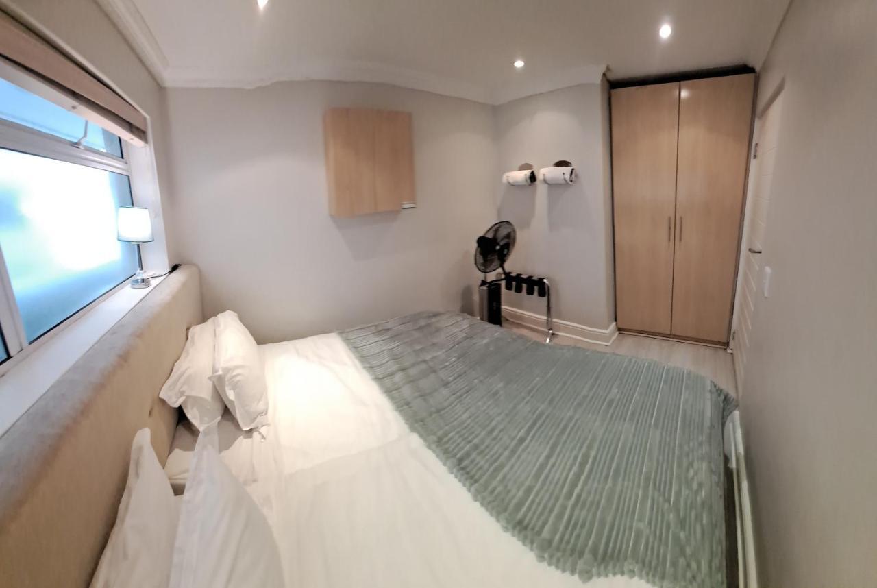 3 Bedroom Sea Facing Family Apartment Cape Town Moullie Point Cidade Do Cabo Exterior foto