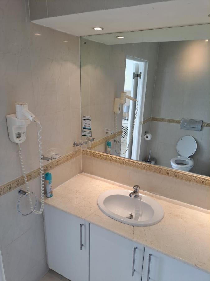 3 Bedroom Sea Facing Family Apartment Cape Town Moullie Point Cidade Do Cabo Exterior foto