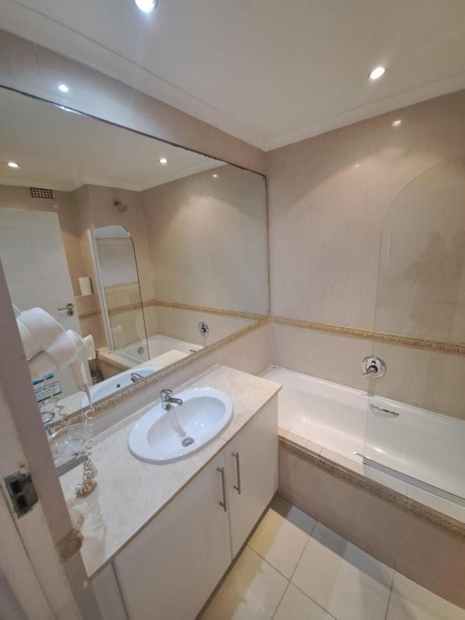 3 Bedroom Sea Facing Family Apartment Cape Town Moullie Point Cidade Do Cabo Exterior foto